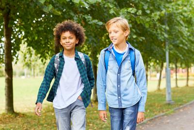 Zwei Schülerinnen oder Schüler, die sich unterhalten